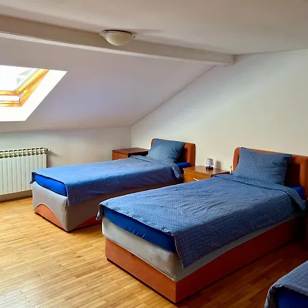 Hostel Alfar House *